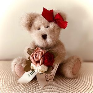 Collectible Boyd’s Bears MAE I. LOVEYA teddy bear